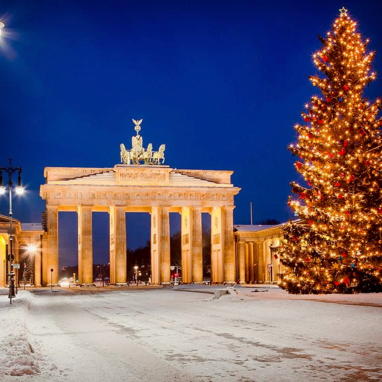 Titelbild für Berlin erleben – Weihnachtsmarkt in der Spandauer Zitadelle, Vorstellung  im Friedrichstadtpalast